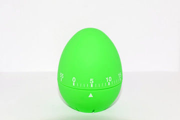 Grüne Eieruhr vor weißem Hintergrund