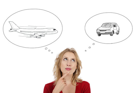 femme réfléchissant entre différents transports, avion ou voiture