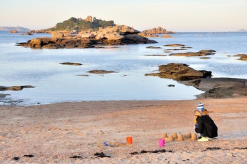 Une mère et son fils jouent sur une plage de Bretagne