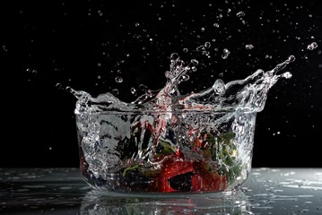 Fragola tuffata in acqua