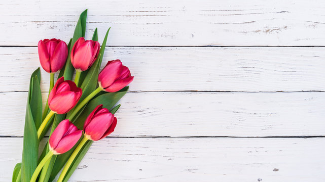 Blumenstrauß Tulpen pink auf Holz Hintergrund weiss