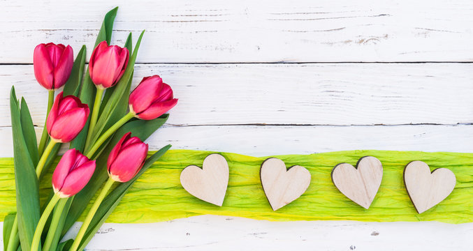 Herzlichen Glückwunsch Blumenstrauß Tulpen Frühling Blumen mit Herzen auf Holz Hintergrund weiß