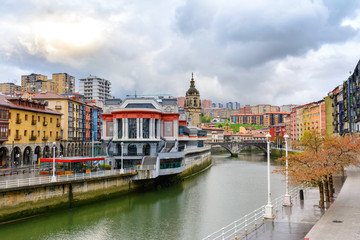 Naklejka premium bilbao riverbank views on cloudy day, Spain