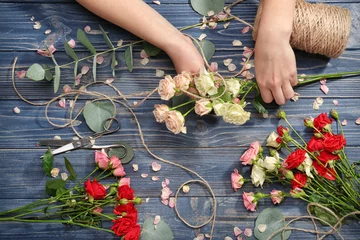 Papier Peint photo Lavable Fleuriste Mains féminines faisant un beau bouquet, vue de dessus