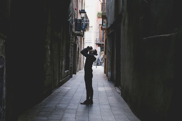 Obraz na płótnie Canvas hipster in alley taking photo
