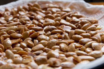 Almendras fritas con sal