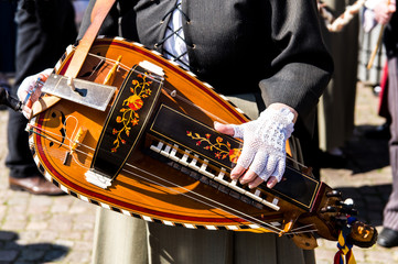  Saiteninstrument, Drehleier,  Altertümlich