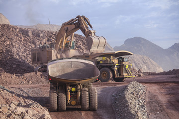Loading of copper ore on very big dump-body truck © Luis Sandoval M.