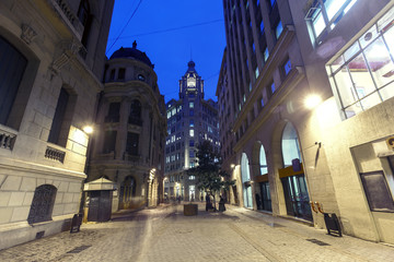 Fototapeta na wymiar Nueva York Street at dawn, where is the Stock Exchange in the Santiago's Downtown