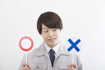 ○×シリーズ　○×両方出す作業服のビジネスマン　判定前シーン　白バック