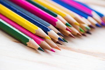 Obraz premium Color pencils on a wooden surface for drawing and background