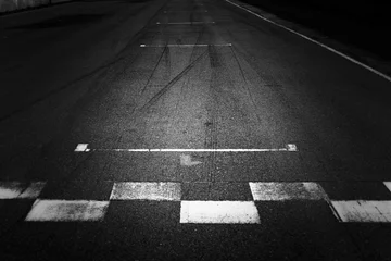 Foto op Plexiglas Start en finish, frontlinie van asfaltstraat met teken van start- en finishlijn op de weg, zwarte abstracte textuur en achtergrond. © Kalyakan