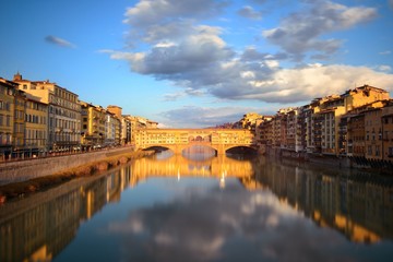 Naklejka premium Wschód słońca Ponte Vecchio we Florencji