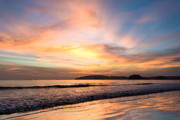 Naklejka premium Spectacular sunset on a tropical beach