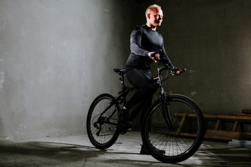 Fototapeta na wymiar cycle man with bike indoors