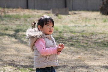 Fototapeta premium 芝生の公園 子供