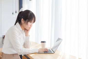 女性　カフェ