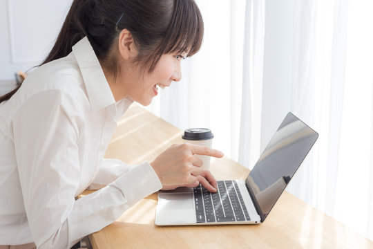 女性　カフェ