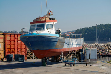 Pesquero gallego en mantenimiento