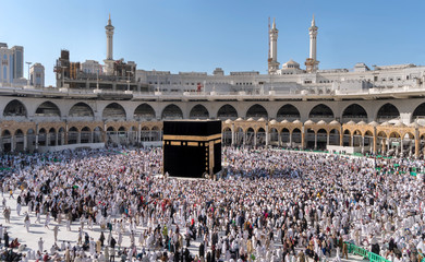Muslims gathered in Mecca of the world's different countries. - obrazy, fototapety, plakaty