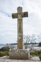 Fototapeta na wymiar Cross of granite which dominates the sea