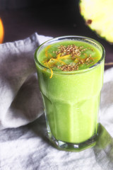 Green smoothies with flax seeds