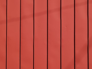 赤いトタンの壁