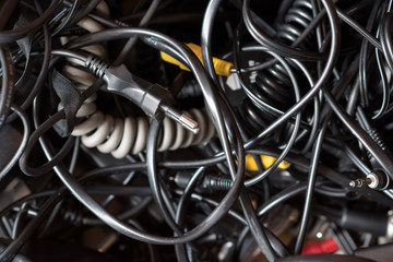 CAJÓN DESORDENADO LLENO DE CABLES Y ENCHUFES
