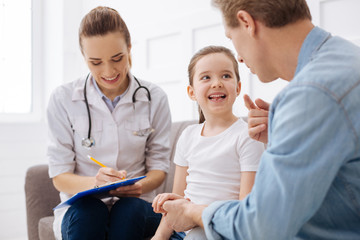 Obraz premium Adorable girl laughing at her dads joke