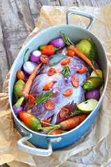 Stracotto di manzo alle mele, cipolle rosse, carote, pomodorini, peperoni ed erbe aromatiche