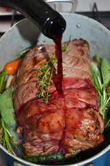 Stracotto di manzo aromatizzato al vino rosso, rosmarino, salvia e timo