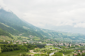 Obraz premium Algund, Dorf, Vinschgau, Etschtal, Etsch, Algunder Waalweg, Marlinger Waalweg, Waalweg, Wanderweg, Obstbäume, Weinberge, Frühling, Südtirol, Italien