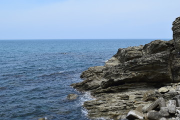 庄内海岸 ／ 奇岩怪石の磯が続く、山形県庄内海岸の岩場風景です。
