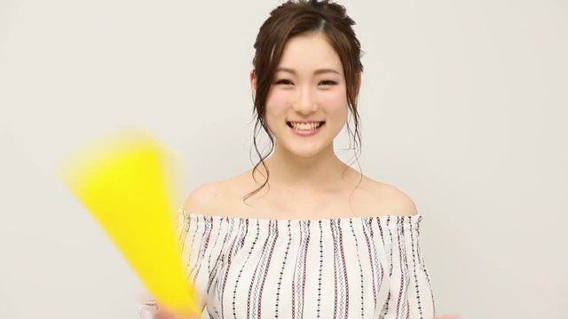 応援する女性