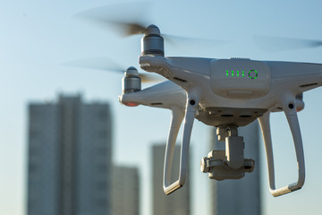 Dron, quadrocopter.