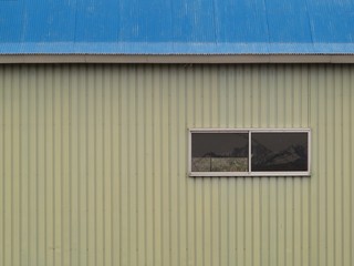 Obraz na płótnie Canvas 青い屋根の倉庫