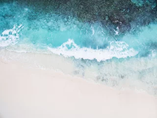 Schöner tropischer weißer leerer Strand und Meereswellen von oben gesehen. Seychellen Grand Anse Beach Luftbild © NinaMalyna