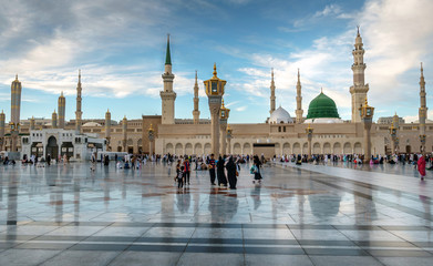 Fototapeta premium Muslims gathered for worship Nabawi Mosque, Medina, Saudi Arabia