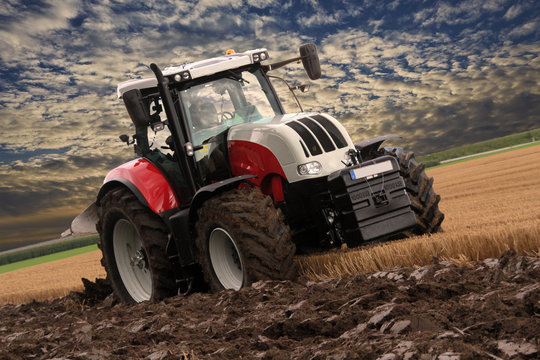 Traktor bearbeitet landwirtschaftlichen Boden