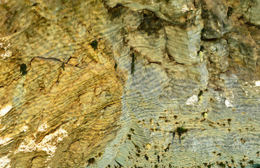 Kayalara Vuran Suyun Yansıması