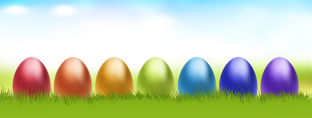 Bunte Ostereier in der Wiese