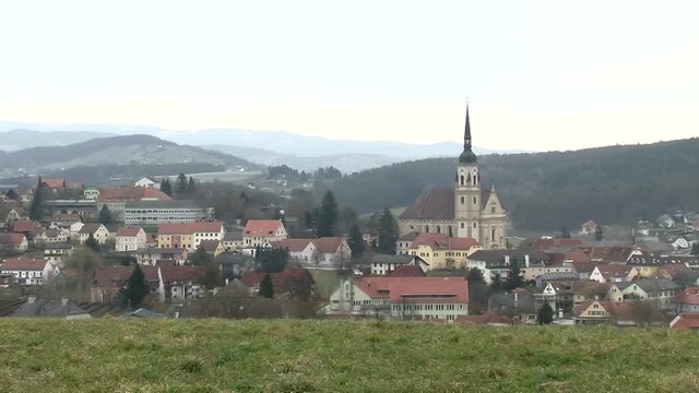Panorama von Pischelsdorf am Kulm in der Oststeiermark mit Pfarrkirche Hl. Peter und Paul (horizontaler Kameraschwenk)