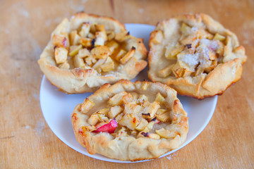 Cook pies from fresh apples and dough