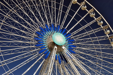 Blau-weißes Riesenrad vor blauem Himmel im Hafen von Marseille