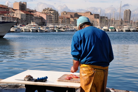 Fischer auf dem morgendlichen Fischmarkt im Hafen von Marseille
