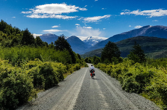 Fahrrad auf Schotterstraße mit Bergpanorama in Patagonien