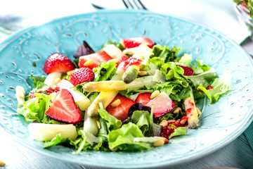 Spargelsalat mit erdbeeren