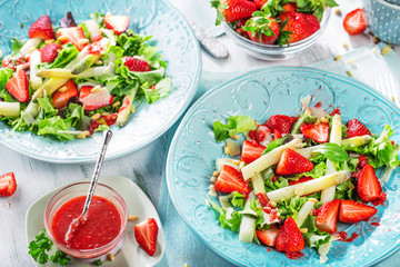 Spargelsalat mit erdbeeren