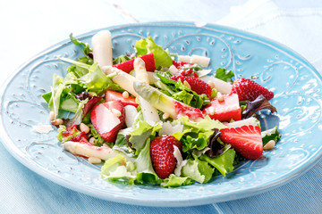 Spargelsalat mit erdbeeren
