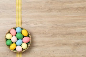 Naklejka premium Osternest auf Holz / Ostern